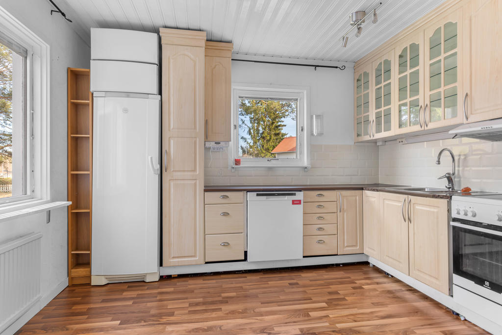 I köket finns spis, fläkt, kyl och diskmaskin