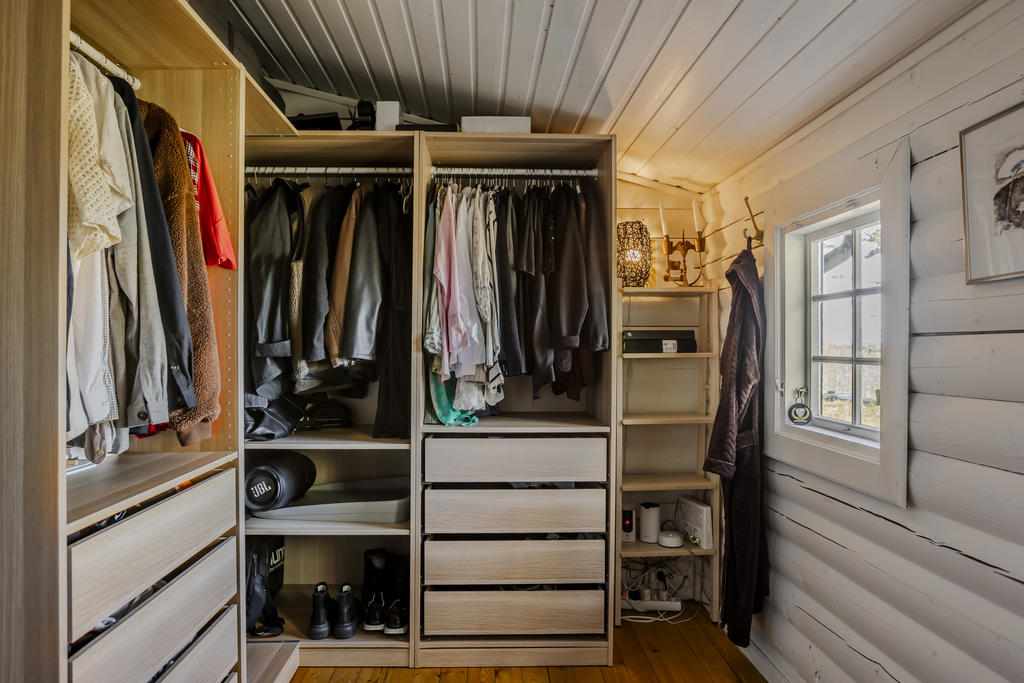 walk-in-closet hus 1 (funkar även som sovrum eller hemmakontor)
