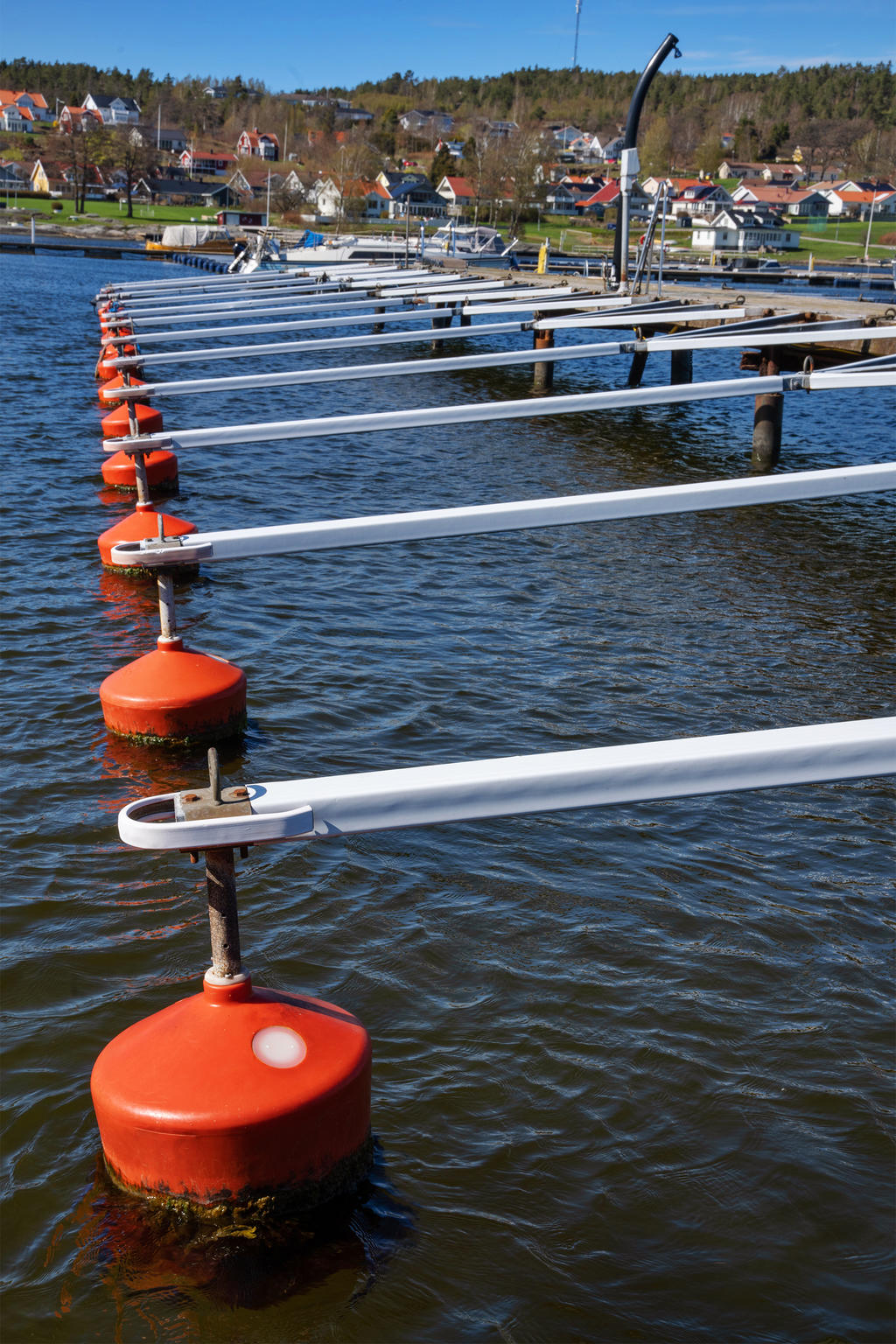 Y-bommar vid bryggan. Båtplats nr. 7 ingår i bostadsrätten