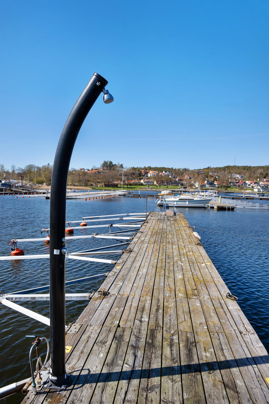 Om ni vill kan ni duscha av saltvattnet på vägen upp till altanen