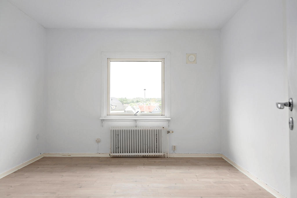 Sovrum 2 vägg i vägg med vardagsrummet