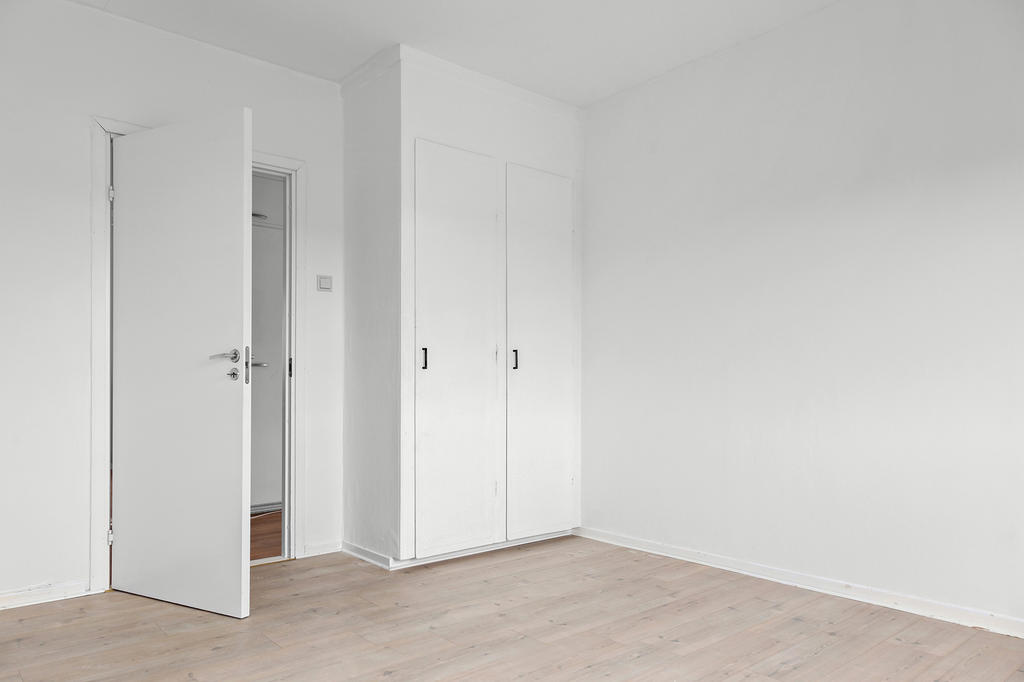 Sovrum 2 vägg i vägg med vardagsrummet