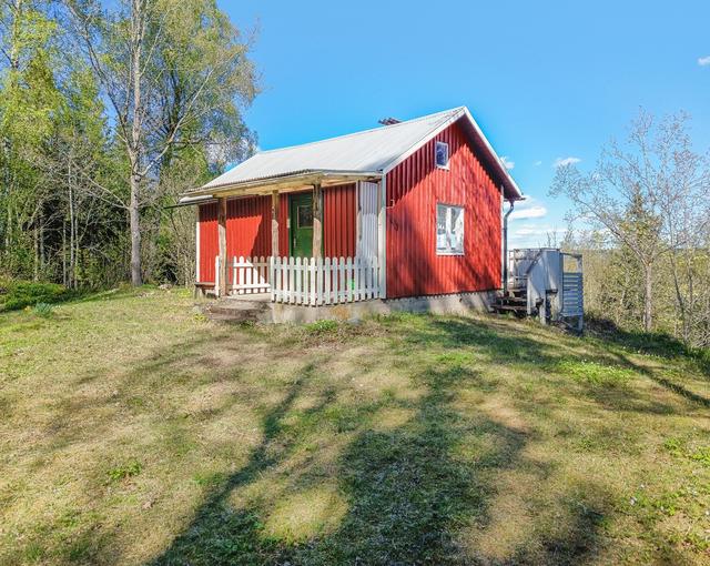 Välkommen till Ränsliden 1! En mysig sommarstuga om 28 kvm med stor potential att sätta sin egen prägel, beläget i vacker skogsmiljö! 