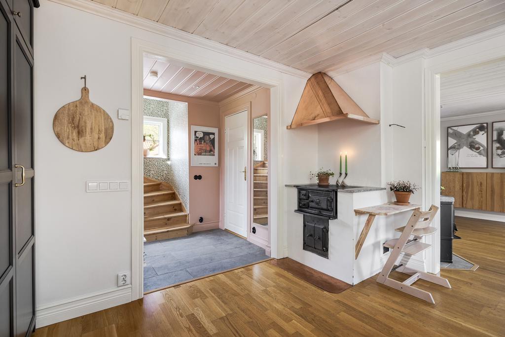 Vy från köket mot den inre hallen och dörren in till badrummet. 