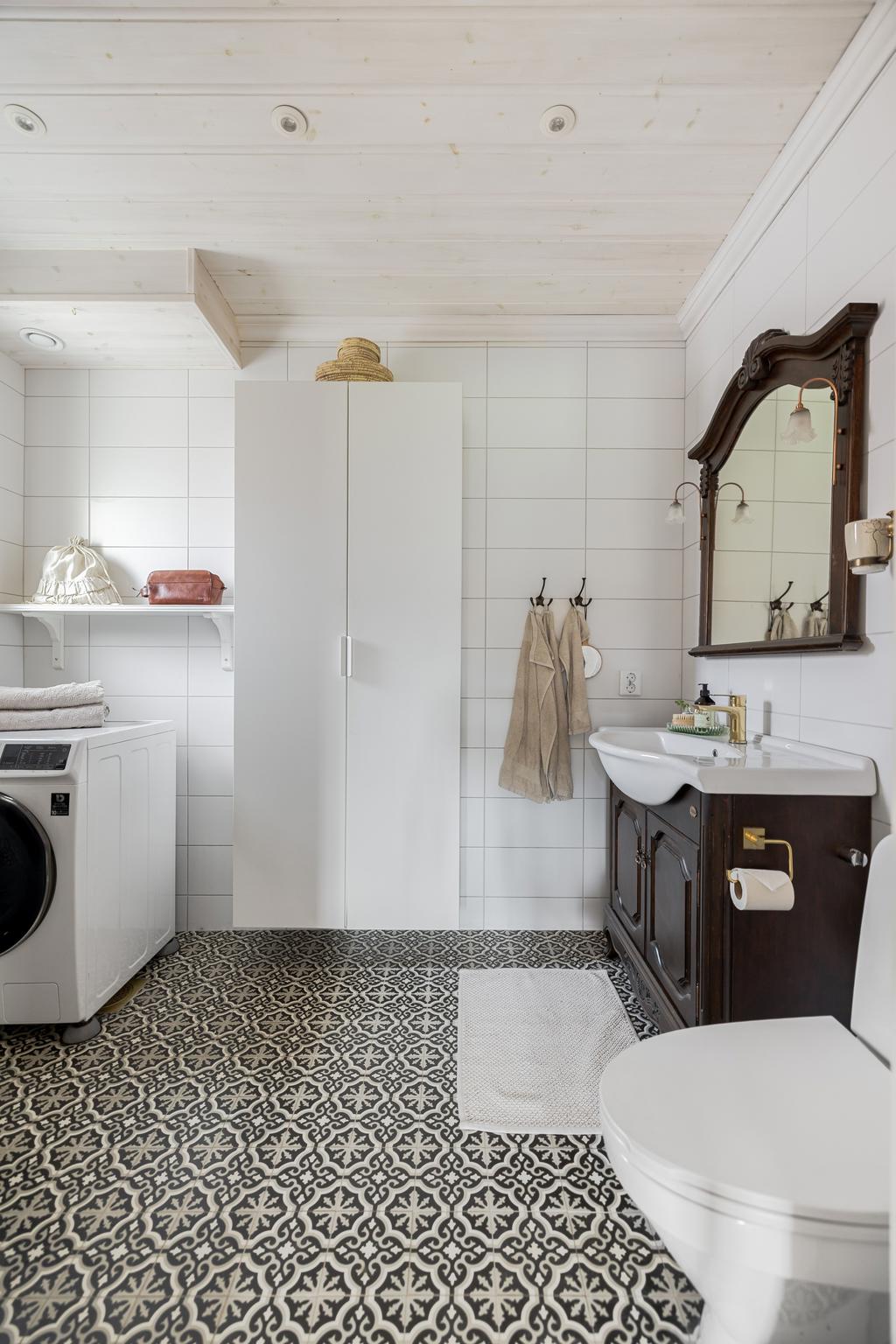 Stor WC med dusch och tvättmaskin på entréplan.