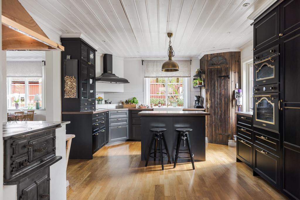 Det pampiga köket med lyxiga vitvaror ifrån Smeg. 