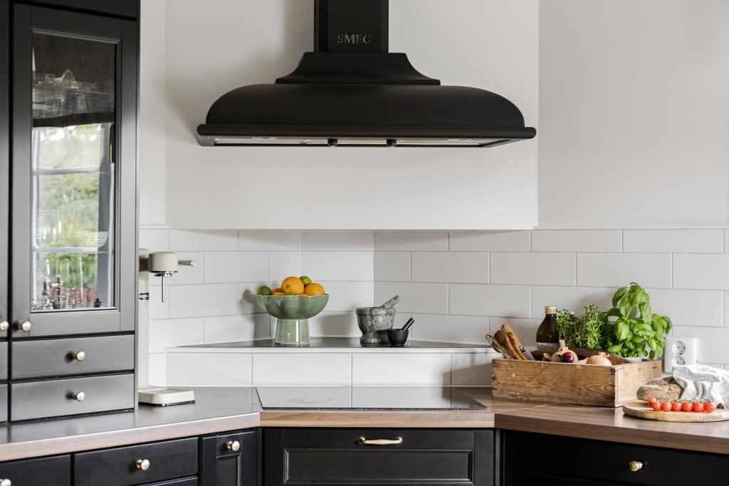 Snygga detaljer så som Smeg fläkt och en hylla i hörnet ovanför spishällen. 
