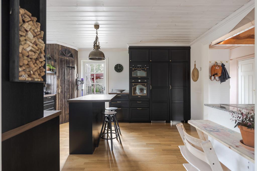 Vem drömmer inte om att skafferi du kan kliva in i och en köksö? 