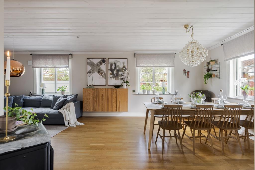 Rymligt vardagsrum och matplats som rymmer vänner och familj. 