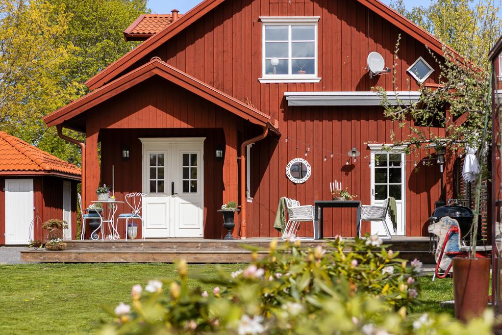 Bergslagsbyn är känt för att vara idylliskt och det är sällan ett sådant här välvårdat hus kommer ut till salu. 