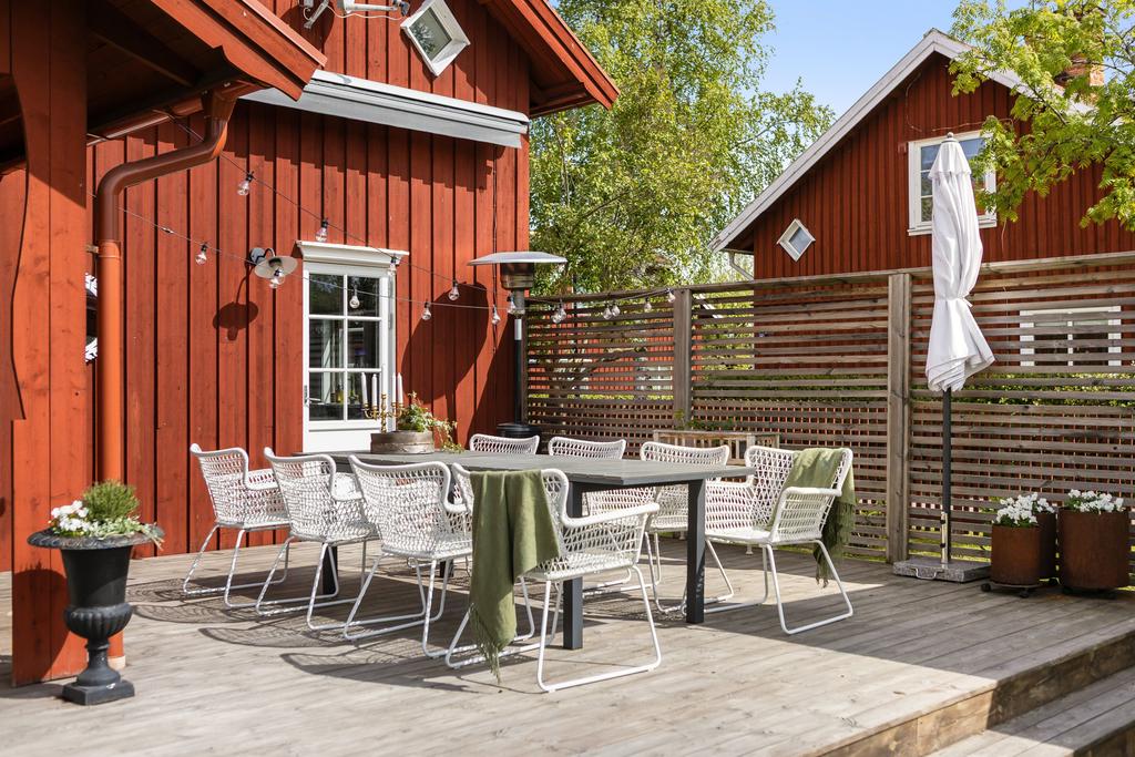 Stor altan med utgång direkt från köket. 