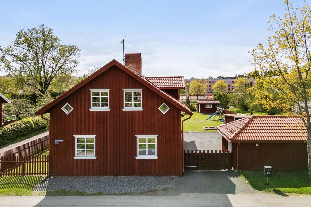 Vy från gatan, här är grinden in till gården elektrisk och styrs via fjärrkontroll. 