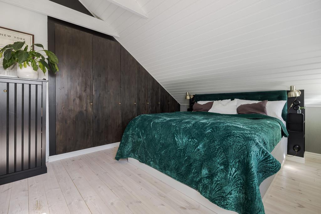 Sovrum 1, master bedroom med platsbyggda garderober och ryggåstak. 