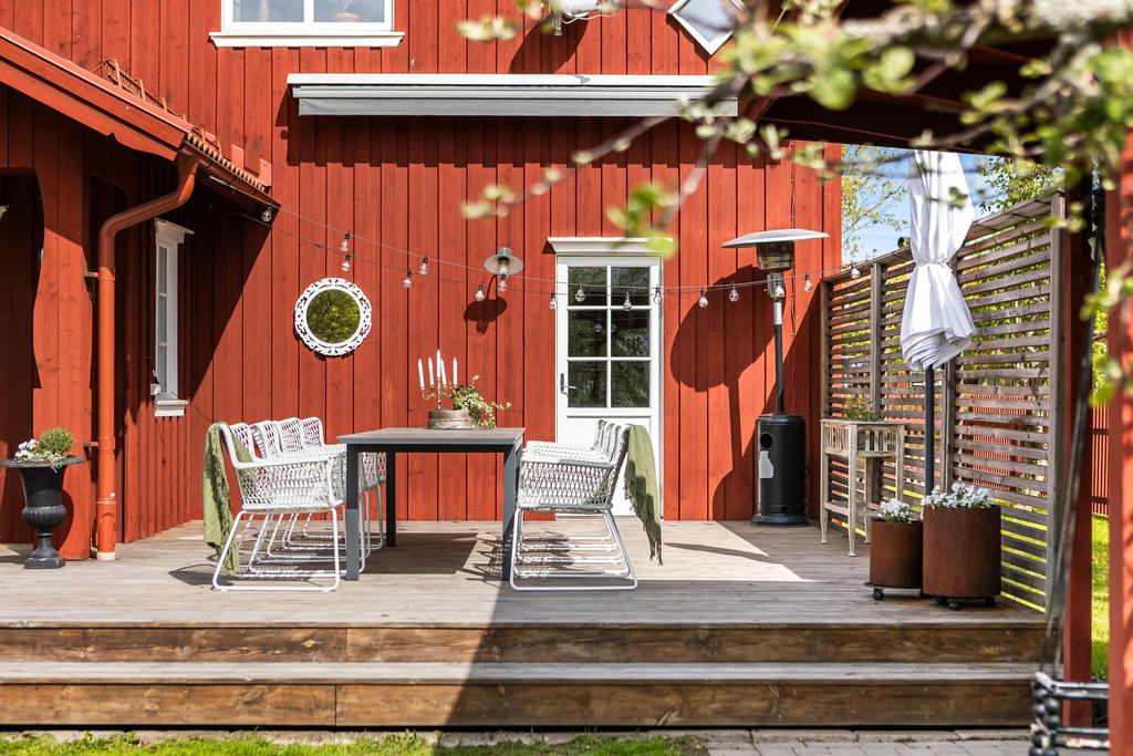 Här kan du kliva ut till altanen direkt från köket.