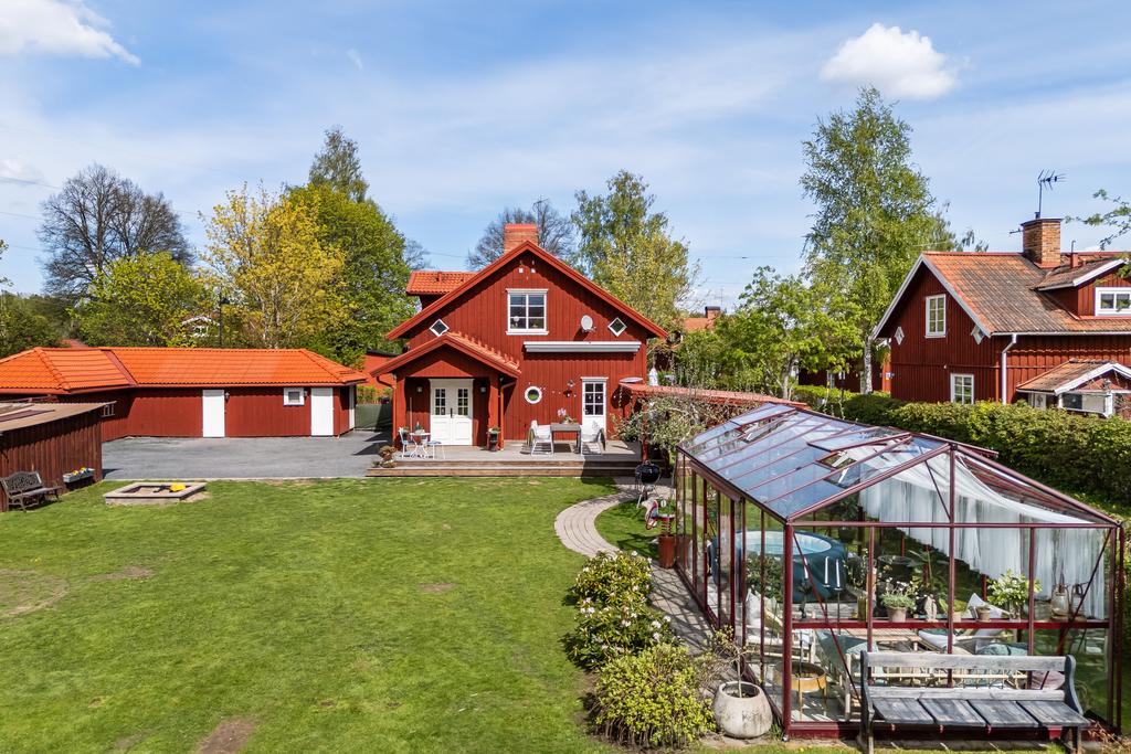 Otroligt välplanerad tomt med allt ifrån stort växthus, flera förråd och stor altan. 