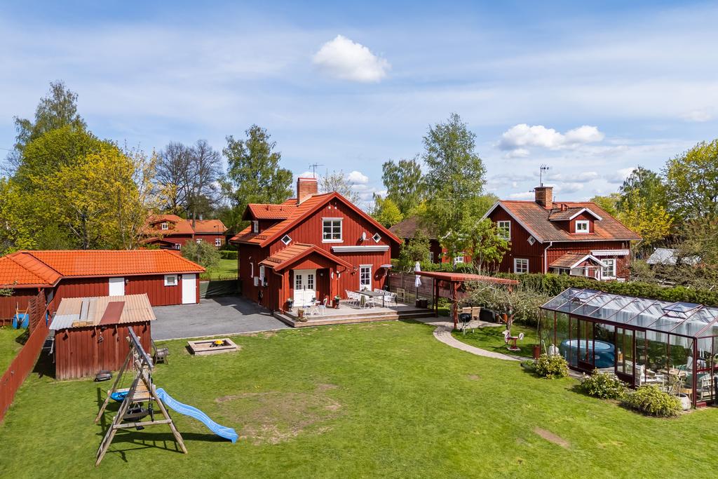 Här finns gott om plats för barnen att leka och föräldrarna har god uppsikt. 