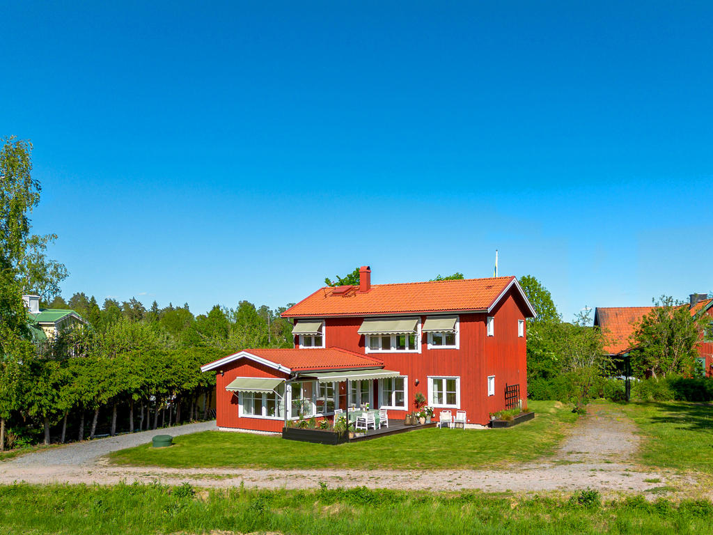 Varmt välkomna till Hågavägen 406 och denna smakfulla villa i 2-plan i det idylliska området Hågaby!
