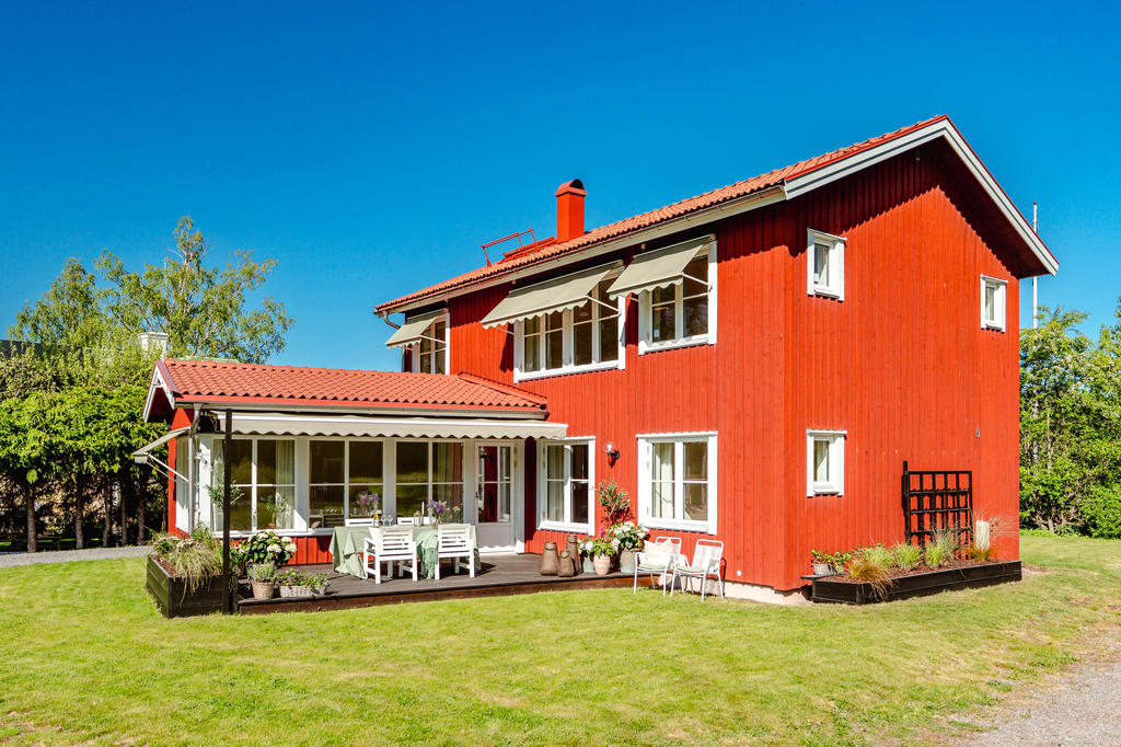 Trevlig uteplats med slående utsikt mot naturområde.