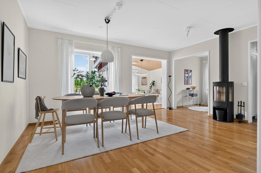 Rymlig matplats vid fint fönsterparti mot altanen.