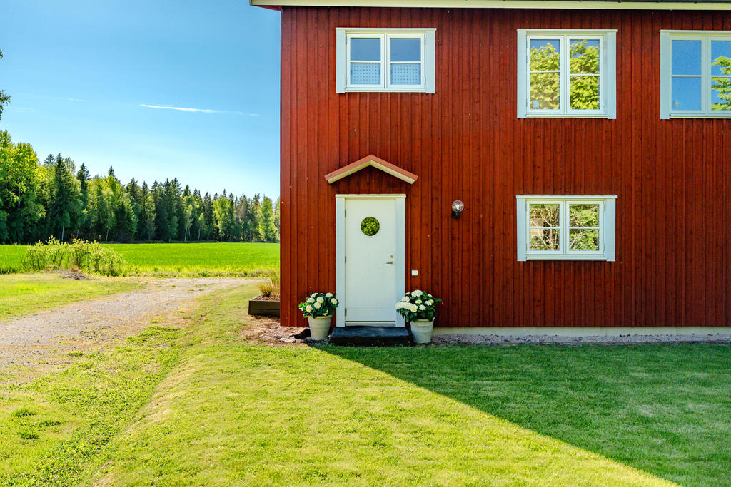 Husets baksida med ingång till groventré.