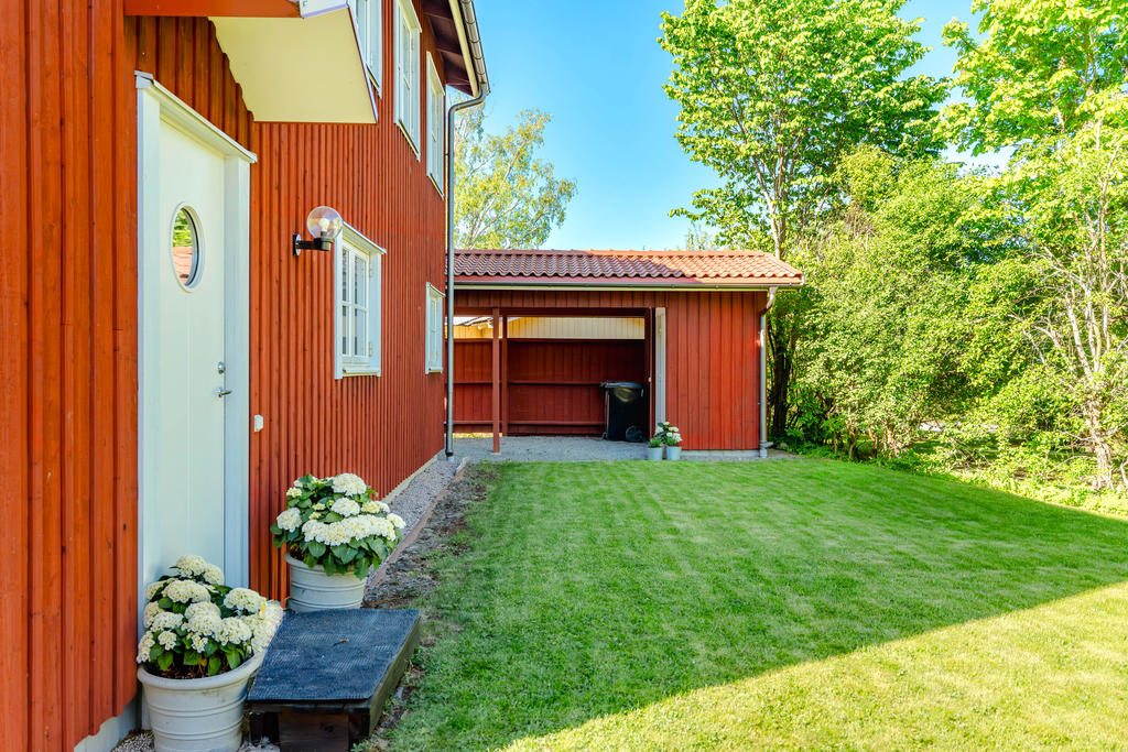 Intilliggande carport med förråd.