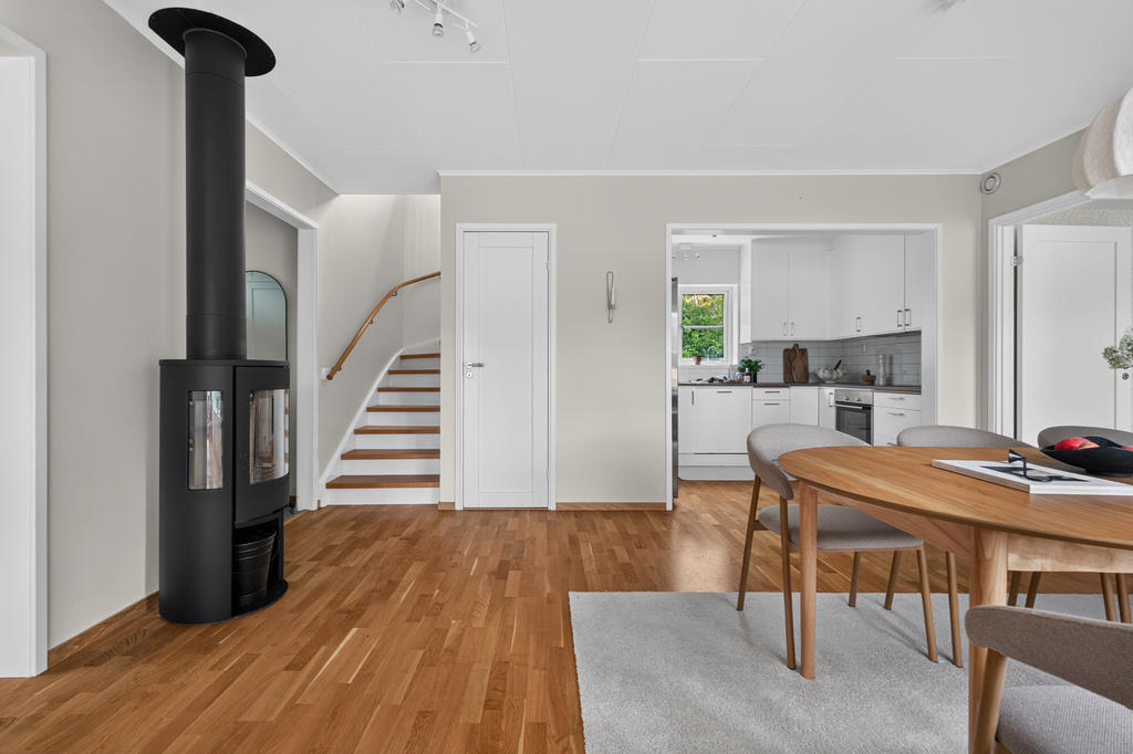 Kamin centralt belägen som ger värme och härlig mysfaktor.