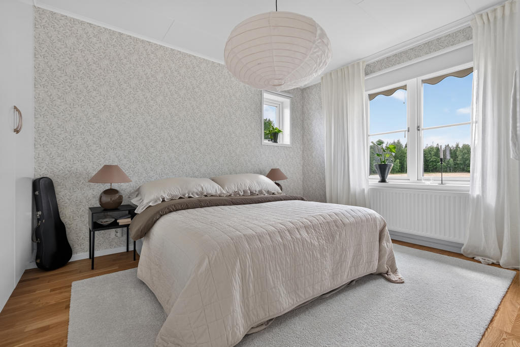 Rymligt sovrum/master bedroom på övre plan.