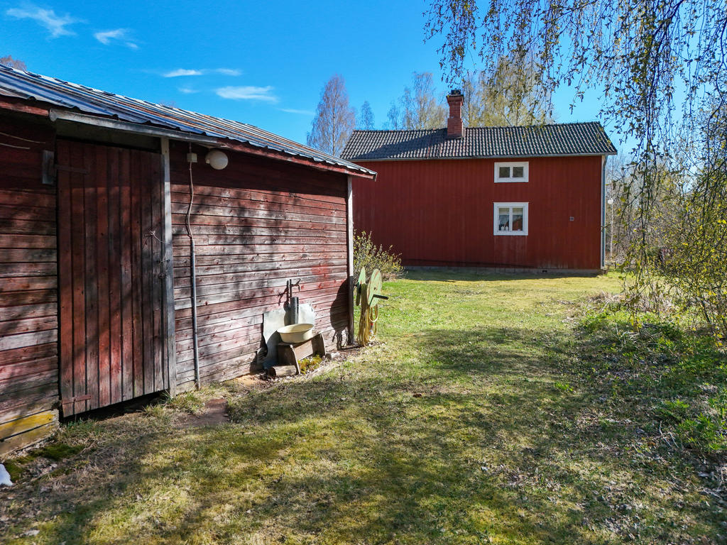 Uthus med snickarbod och förvaringsutrymme. 