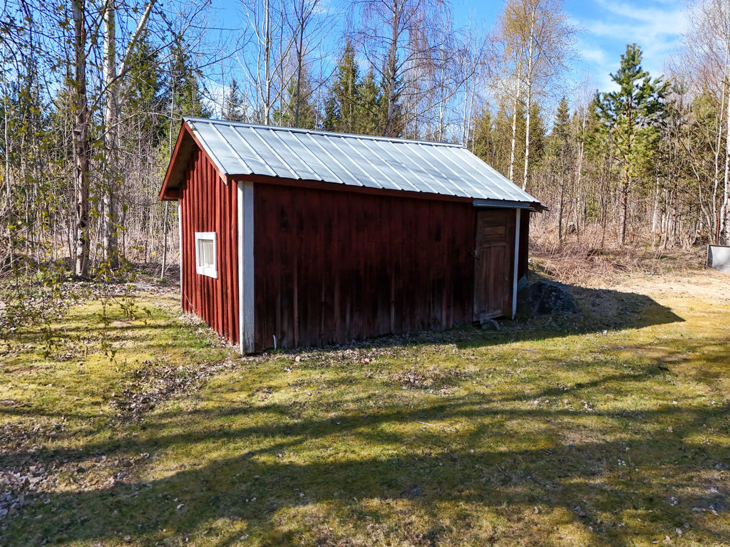 Uthusbyggnad med ett litet "gästrum" samt utedass. 
