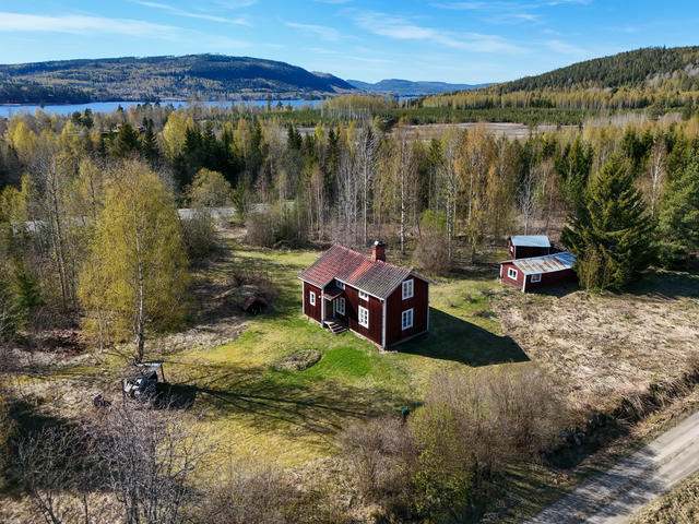 Vy över tomten med Ljusnan i väster. 