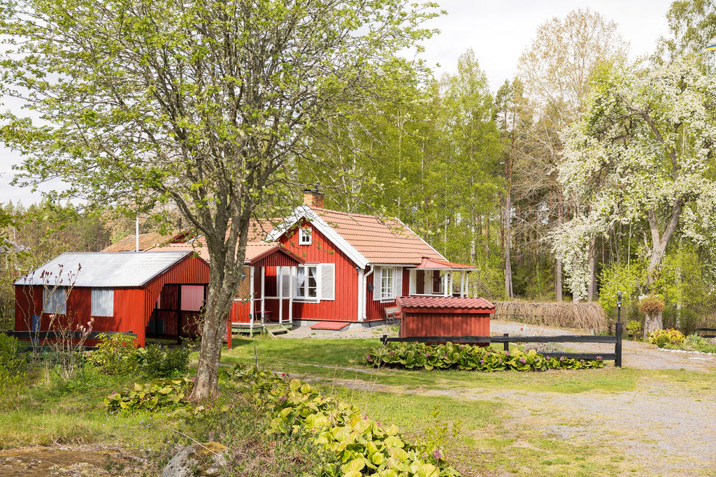 Carport, sanitetsbyggnad och huvudbyggnad