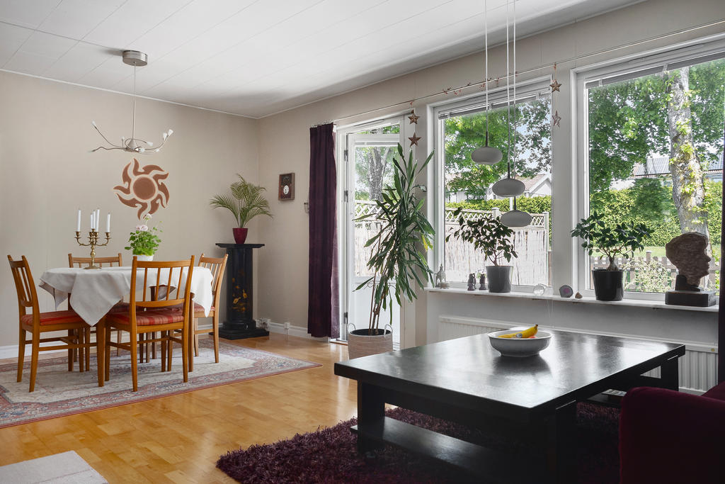 Vardagsrum med utgång till uteplatsen på baksidan