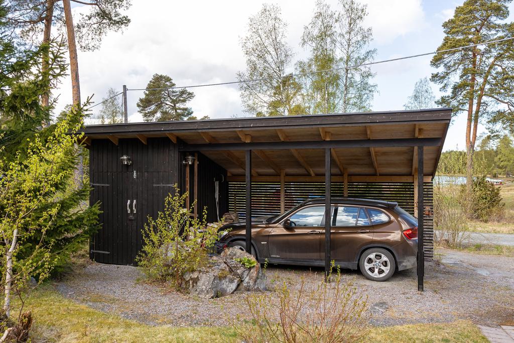 Garageplats med förråd