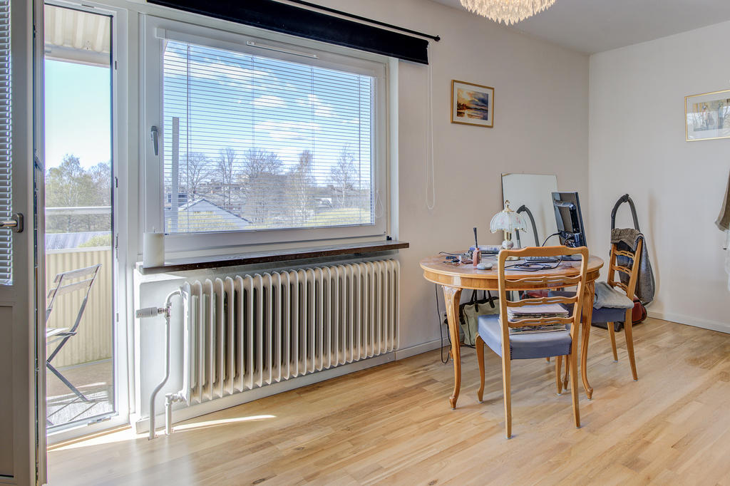 Rymligt vardagsrum med fint parkettgolv. 