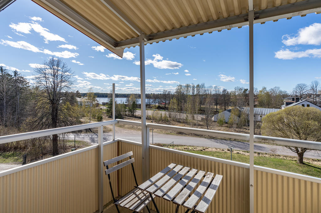 Från vardagsrummet nås balkongen.