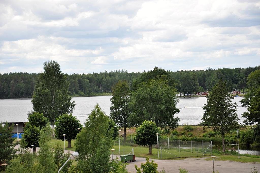 Balkongen bjuder på fin utsikt över Dalälven och småbåtshamnen. 
