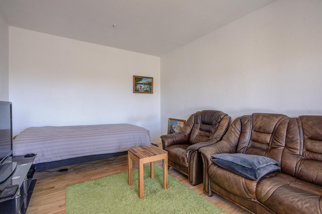 Vardagsrummet har en genomtänkt planlösning som möjliggör enkel avskärmning som lämpar sig väl till en sovalkov.