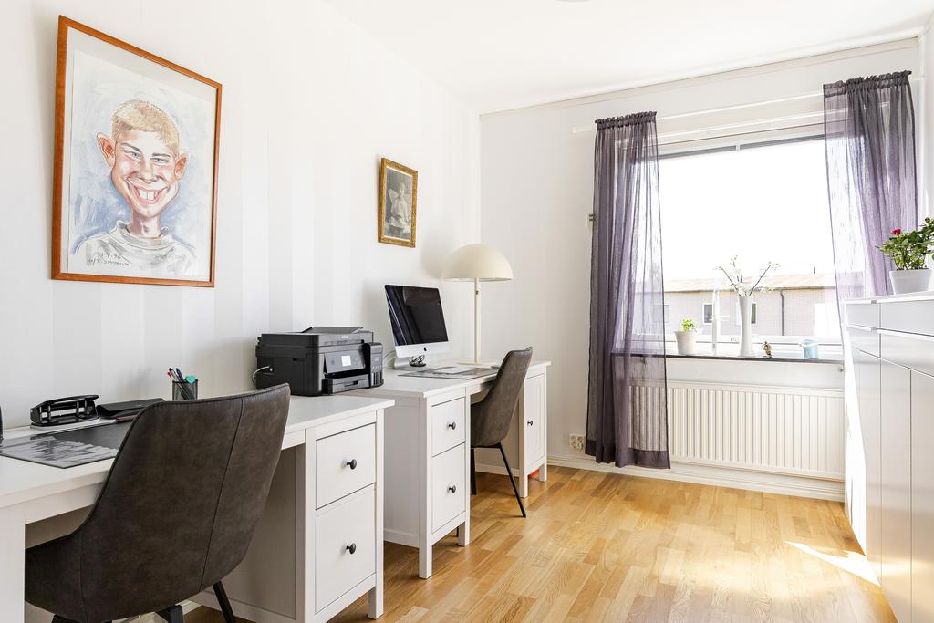 Gästrum/kontor med tapetserade väggar