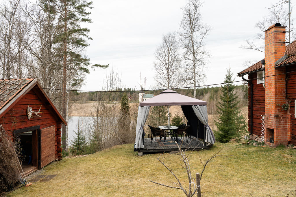 Trädgård med utsikt från baksida av huset