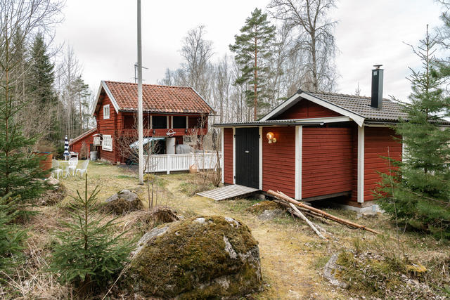 Framsida av huset och bastu/vedbod