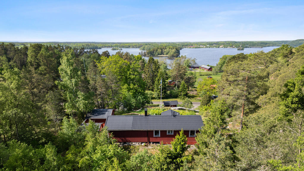Välkommen till Fejbol Fyrbergsvägen 37! Högt läge och underbar vy över Båven - gångavstånd till flera badplatser och båtplats