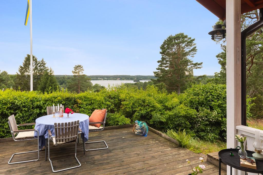 Uteplats med skyddat läge och milsvid vy över Båven