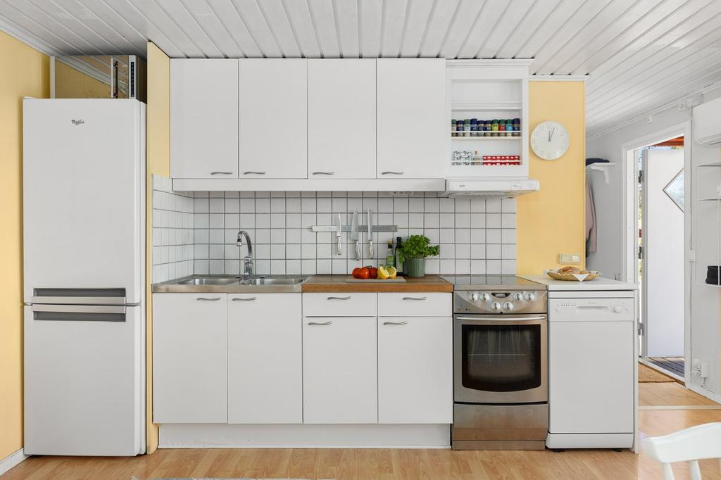 Kök med kyl/frys, diskbänk, elspis med häll och smal diskmaskin