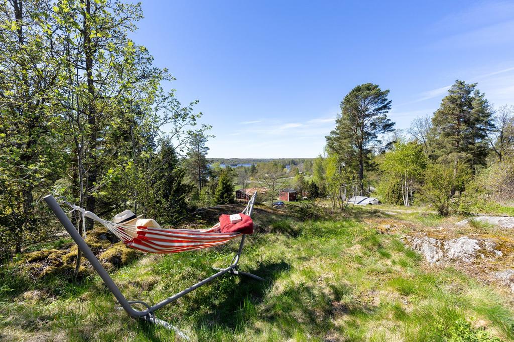 Naturtomt med plats för hängmatta 