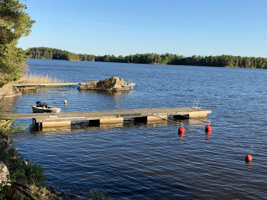 Båtbryggan och badstenen (Säljarens sommarbild)