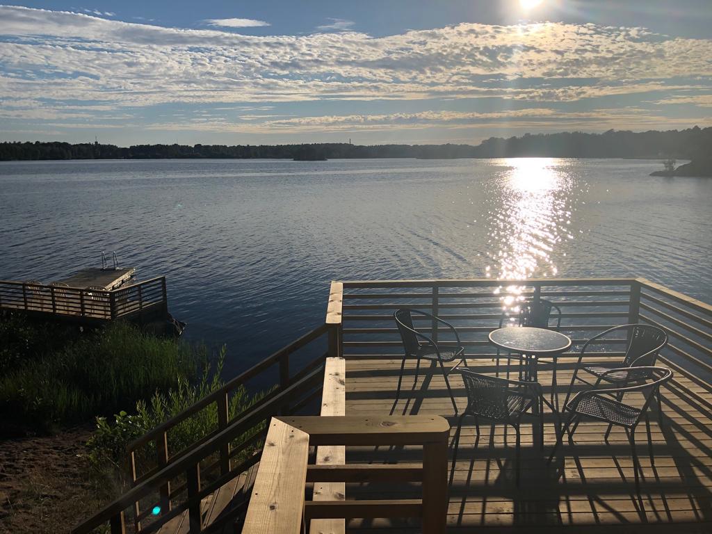 Uteplats och bryggan vid bastun (Säljarens sommarbild)