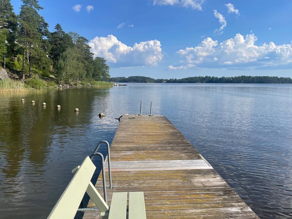 Badbryggan vid stranden (Säljarens sommarbild)