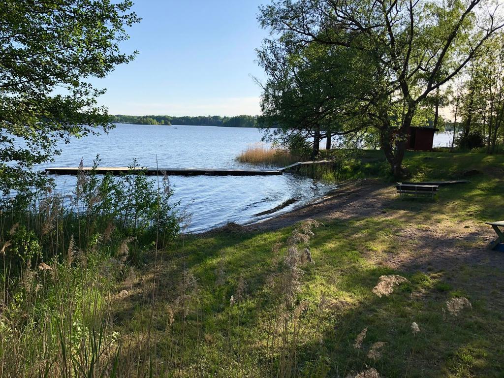 Områdets badstrand (Säljarens sommarbild)