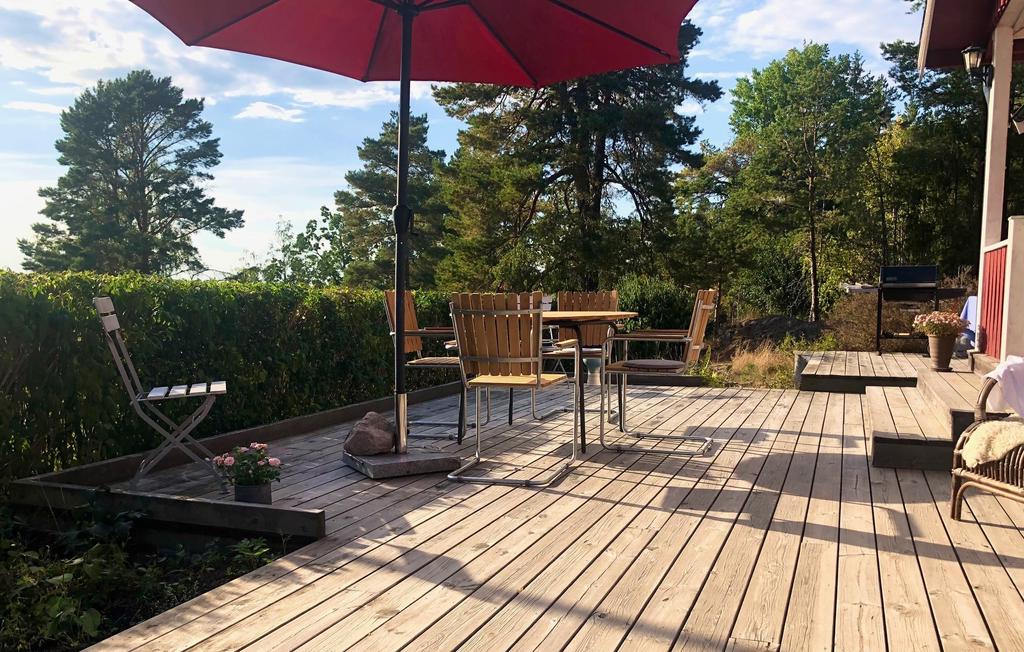 Stort soldeck som badar i sol mest hela dagen (Säljarens sommarbild)