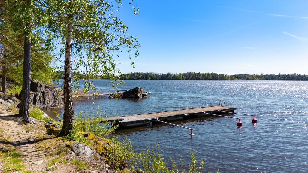 Ännu en båtbrygga och en badplats från brygga vid stenen